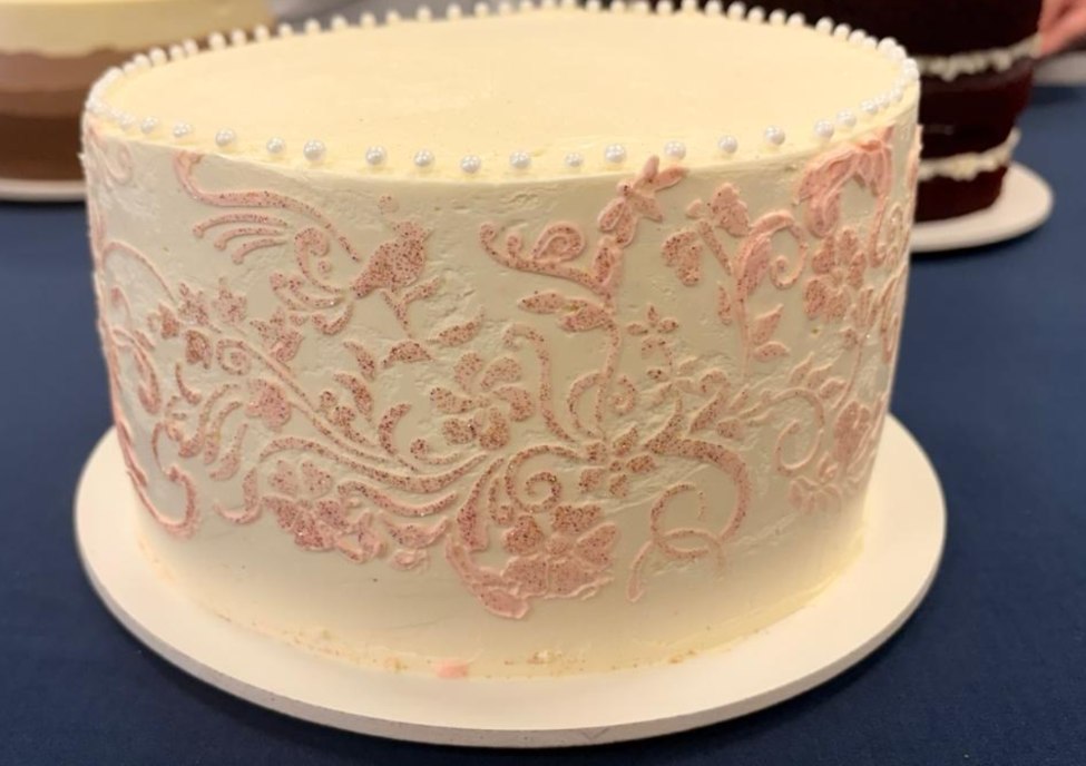 Bolo branco com rendas em buttercream rosé e glitter dourado