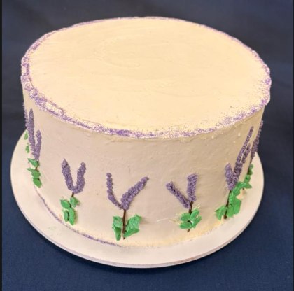 Bolo floral de lavanda artesanal